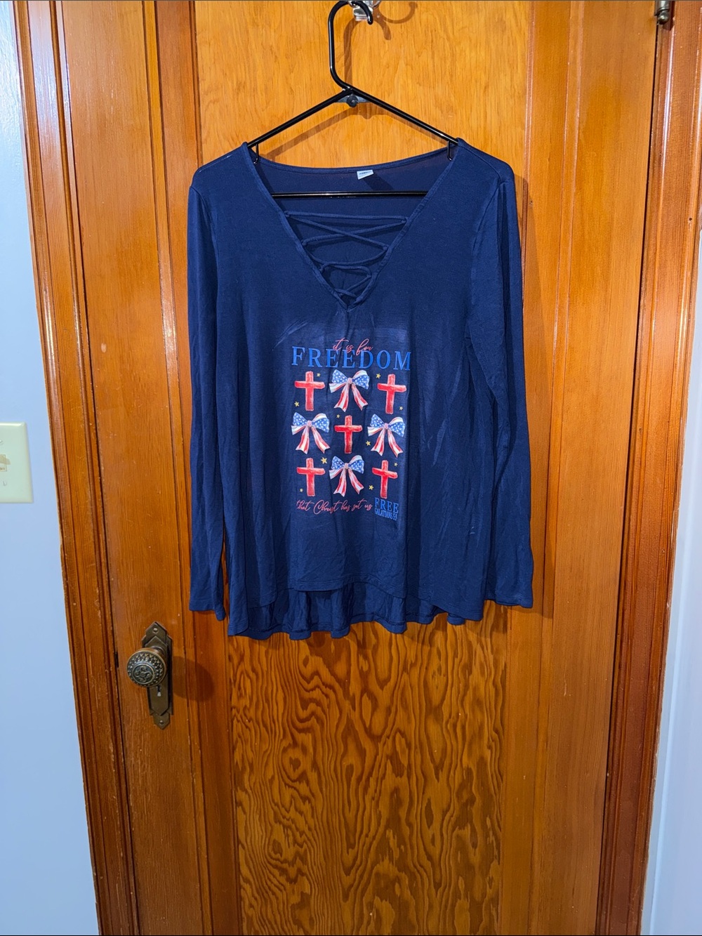 Old Navy Navy Long-Sleeve V-Neck Lace-Up Graphic Top
